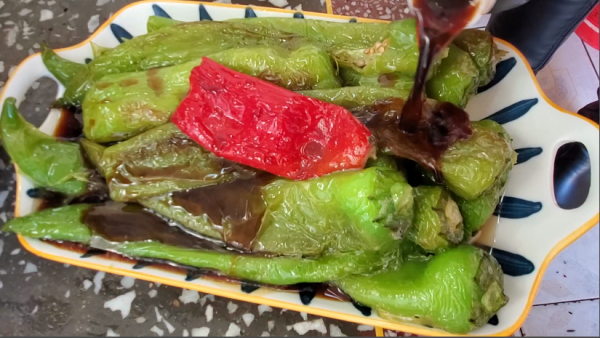 辣椒這種&OpenCurlyDoubleQuote;神仙&rdquo;做法，第一次見，不加肉不加鹽，上桌比肉還吃香