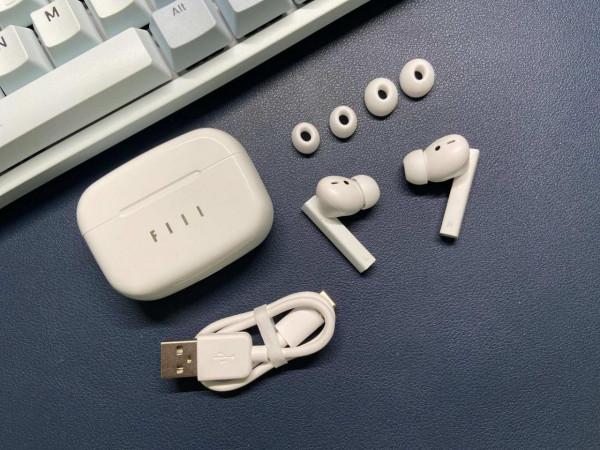 桌面搭建指南：教你如何理線、分割槽、協同，20件桌面好物分享