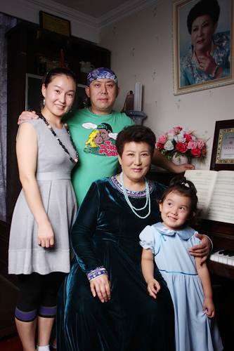 德德瑪之子馬克塔勒：心疼腦溢血偏癱的母親，像愛媽媽一樣愛繼父