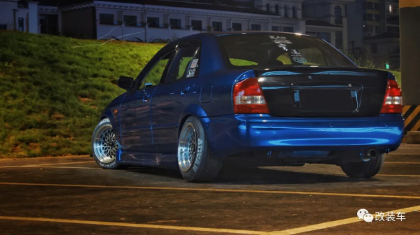 經典的馬自達323依然還有很多人玩，只需7000塊就能買來快樂