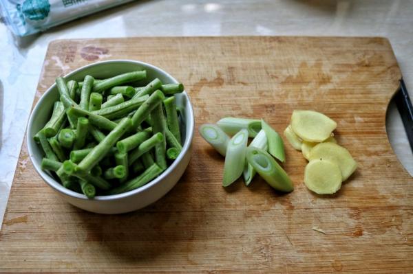 嫩到可以直接脫骨的排骨豆角燜面這樣做，湯汁濃郁，好吃得很