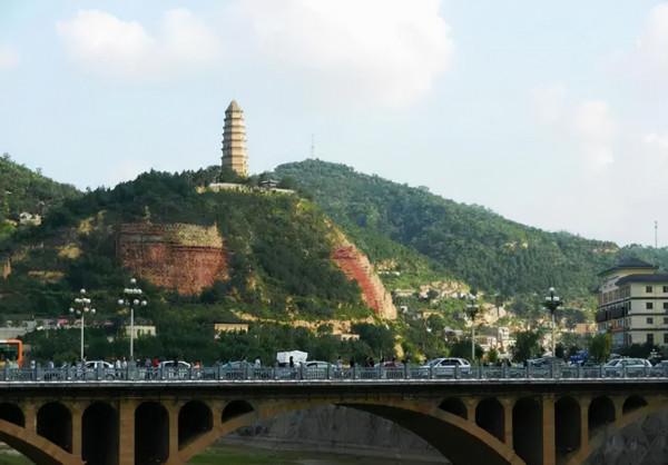 敵人懸賞：抓活的賞5000，死的賞3000，司令得知給了他8名警衛員