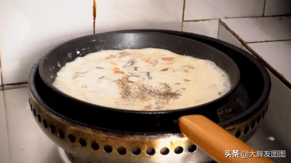 天冷了，煮個酥皮面包湯喝，喝完湯，吃浸滿奶油湯汁的麵包，滿足