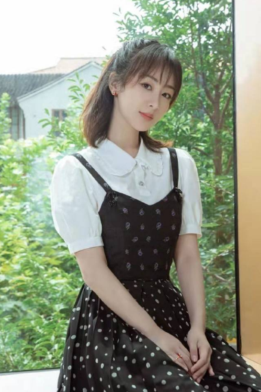 衣品提升後的楊紫太好看，泡泡袖配波點裙，甜美氣質加倍