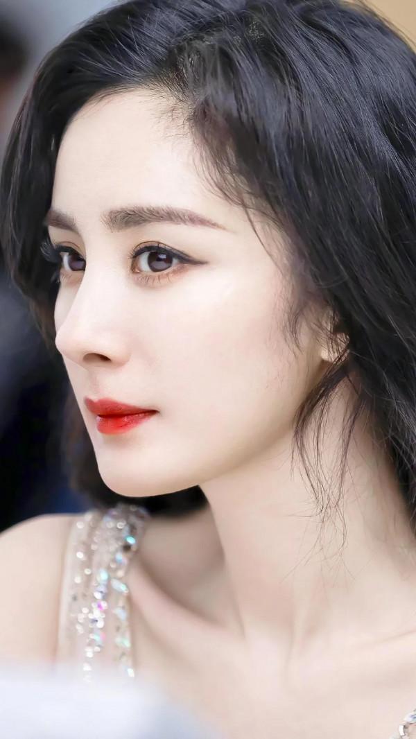 楊冪身穿粉色露背連衣裙，美麗的背部一覽無餘，彰顯青春活力