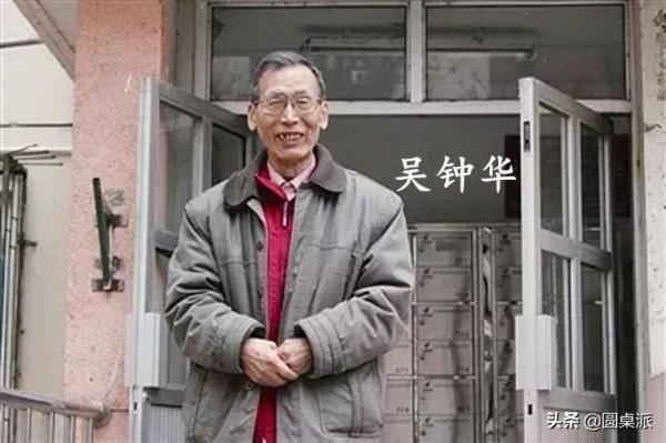 喝雨水、挖野菜，中國“最孤獨”的大使，唯一的夥伴是條狗