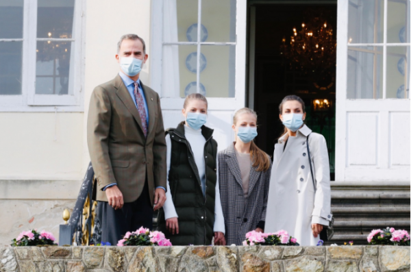 西班牙王室全家福，女王儲“追上”索菲亞身高，萊蒂齊亞憔悴不少