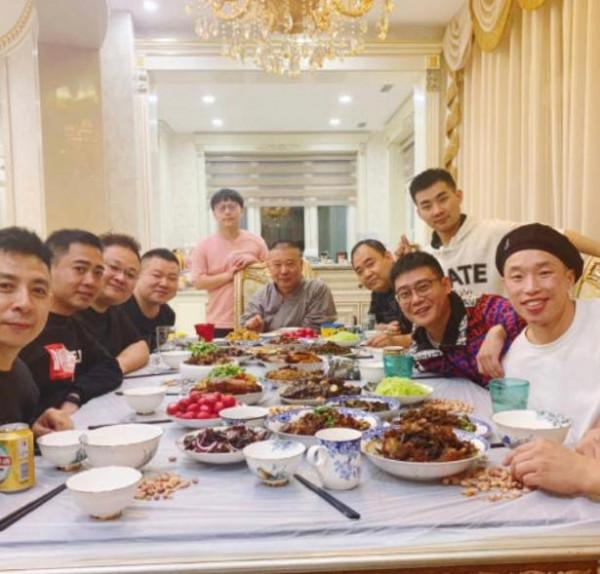 德雲社跨年晚宴吃什麼？郭德綱請客擺滿海鮮，孫越愛好鐵鍋燉大鵝