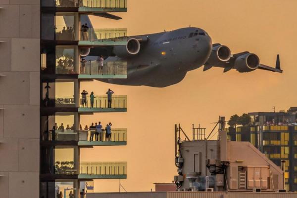 C17飛得比房子還低,高度幾十米穿樓群,澳大利亞飛行員這麼猛? C17飛得比房子還低,高度幾十米穿樓群,澳大利亞飛行員這麼猛?