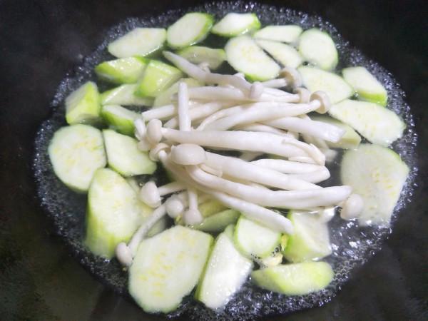 熬絲瓜湯，怎樣才能翠綠鮮香，牢記2個小妙招，絲瓜湯新鮮美味