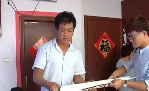 山東農民堅持38年寫書法，一幅字10萬不賣，靠寫字送兒子出國留學