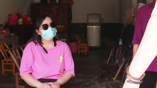 湖南媳婦好吃懶做，吃喝拉撒全在臥室解決，氣得老公掂菜刀砍她