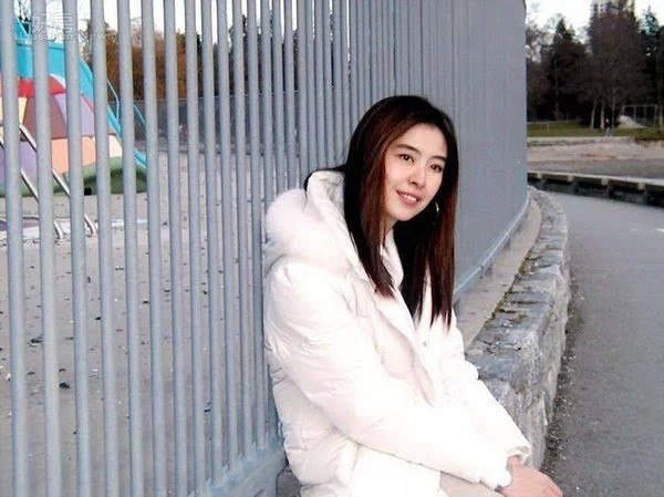 王祖賢拜佛被偶遇，特地換上布衣好虔誠，臉像三十歲駝背卻太減分