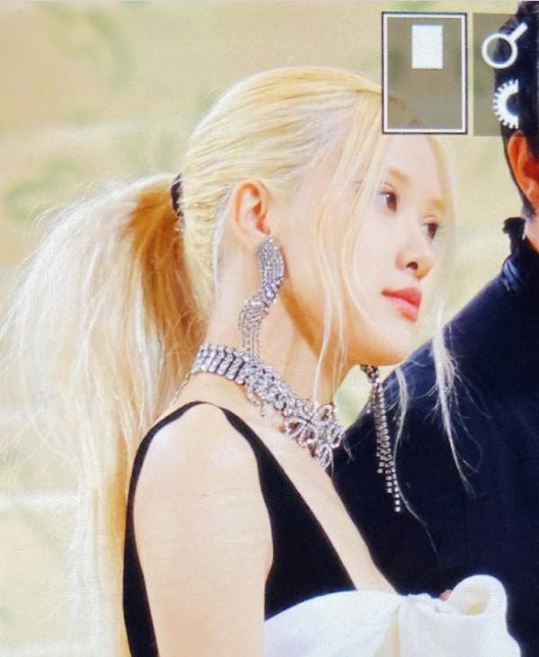 BLACKPINK ROSE新造型出席活動，服裝簡陋，妝容浮誇