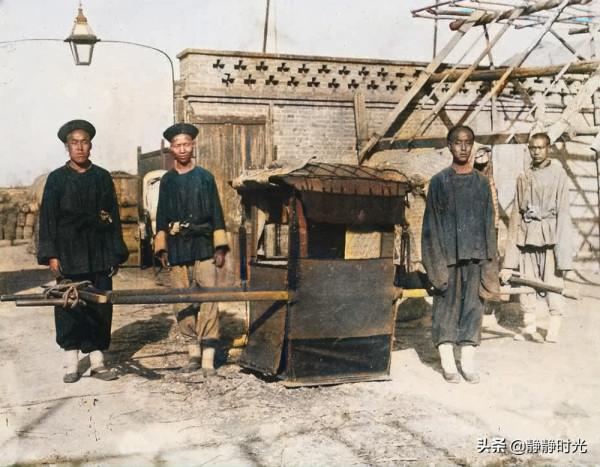 晚清老照片：僕人伺候女主子，男子單手推腳踏車，街頭粗暴拔牙