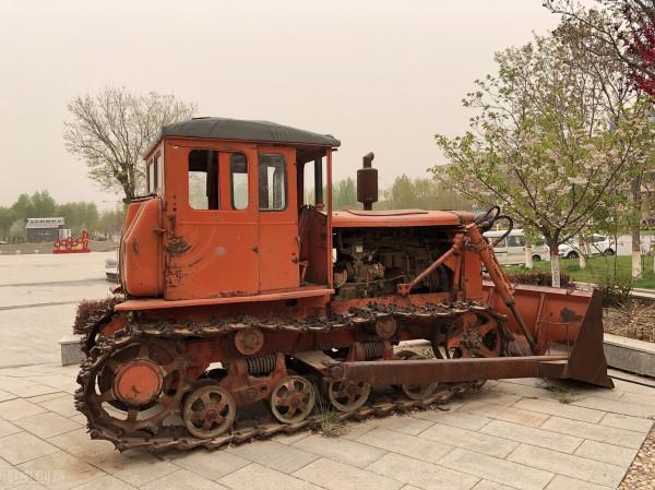 開拓北大荒:拖拉機開荒陷入泥沼,群獸被荒火驚嚇襲擊官兵 開拓北大荒:拖拉機開荒陷入泥沼,群獸被荒火驚嚇襲擊官兵