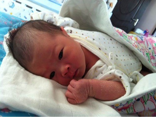 新生兒平均每天長几斤幾兩正常？看體重對照表，你家寶寶達標了嗎