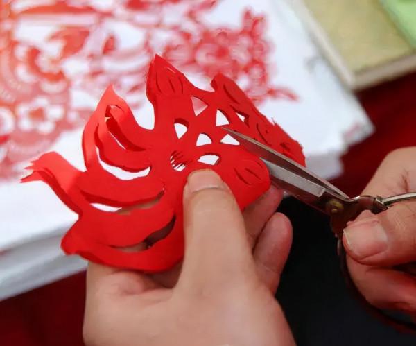 趣旗自駕線路分享：歡聚小年，共剪窗花，泡樹上溫泉，住樹上木屋