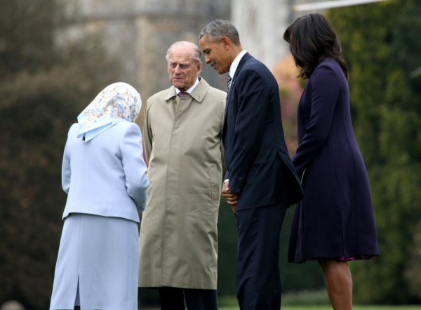米歇爾魅力大：12年前摟著英女王觸犯王室禁忌，女王卻對她笑呵呵