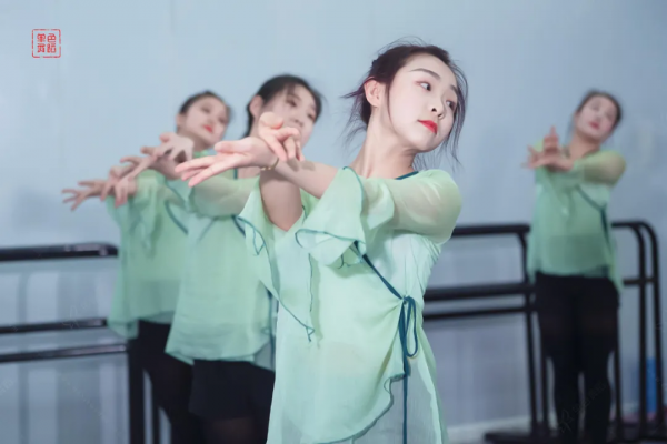 舞蹈生私藏改善形體的秘訣曝光,5分鐘就能學會 舞蹈生私藏改善形體的秘訣曝光,5分鐘就能學會