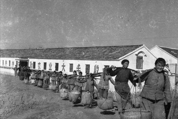 1958年，軍區首長去遼寧辦公，發現一糧庫警衛竟是犧牲5年的戰友