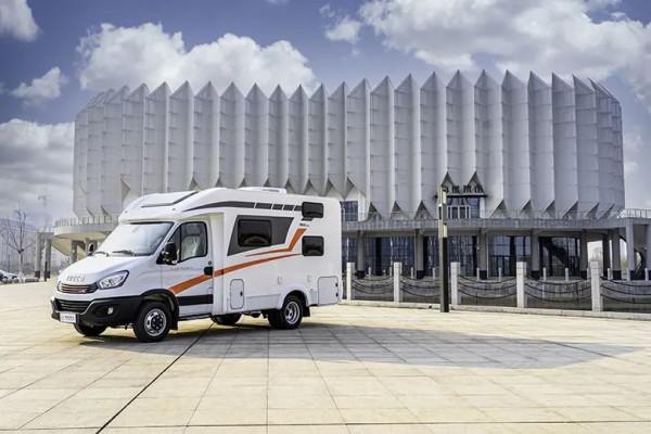 朗宸T型旅居車!空間超大食宿齊全,還配兩張大床能住3人 朗宸T型旅居車!空間超大食宿齊全,還配兩張大床能住3人