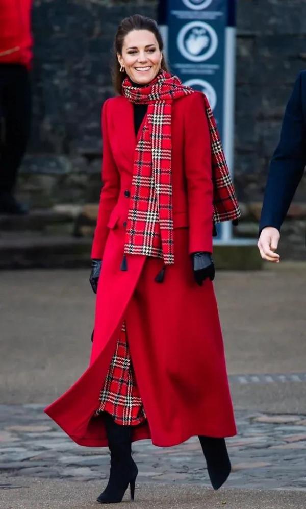 搞氛圍能手上線，凱特聖誕配色接受訪談，萬元開衫隔屏顯喜慶壕氣