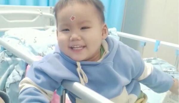 3歲男孩身上的10隻手，緊緊抓著的，是不能放過的希望