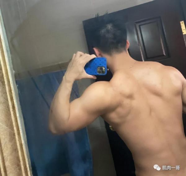 23歲小夥靠肌肉線條吸粉10萬，奶狗長相+狼狗身材，帥炸了