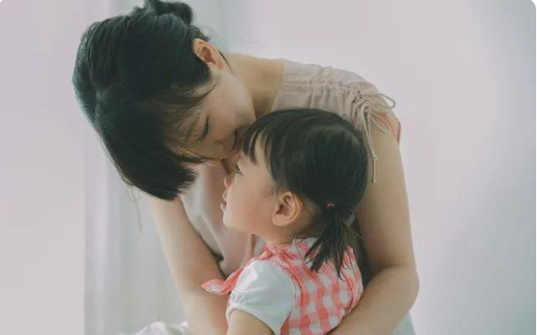 孩子墜床後，媽媽第一步要做的不是“立馬抱起”，正確做法要記住