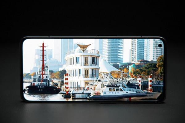 2K直屏旗艦級水桶機 realme真我GT2Pro緞黑測評