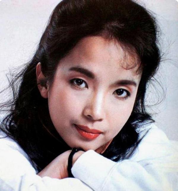 “悲傷”的呂麗萍：一婚張豐毅，二婚足球評論員，42歲嫁孫海英