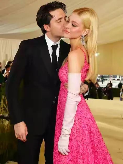 真是浪費貝克漢姆好基因，長子布魯克林像油膩大叔，但未婚妻漂亮