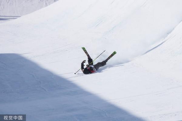冠軍可賀，摔倒的女孩更讓人揪心