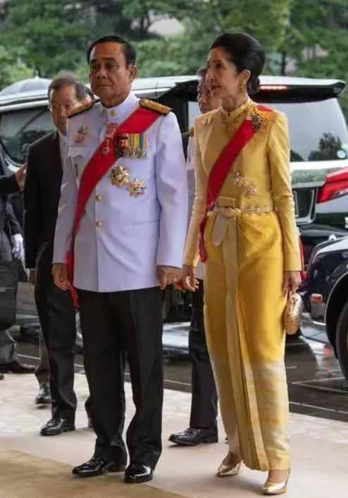 泰國第一夫人：搶了王后和布麗吉特風頭，給佩瑪行屈膝禮贏在氣質