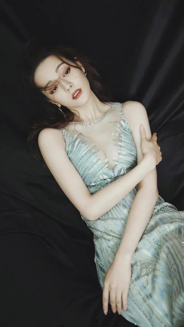 迪麗熱巴禮服造型溫柔知性