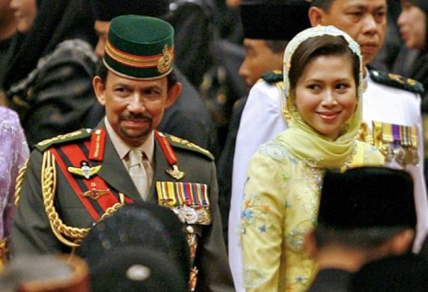 “壕無人性”的汶萊國王:7000輛豪車,21架私人專機,純黃金馬桶 “壕無人性”的汶萊國王:7000輛豪車,21架私人專機,純黃金馬桶