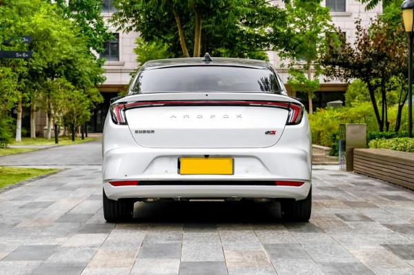 國產純電動中大型轎跑，25.19萬起，軸距2915mm，極狐阿爾法S