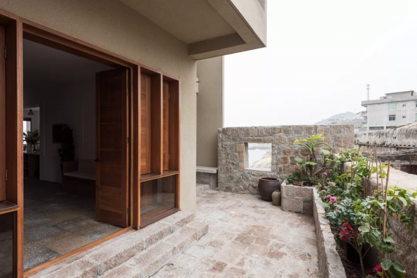 同樣花了130萬,爆改懸崖之上老破危房,真的太牛了 同樣花了130萬,爆改懸崖之上老破危房,真的太牛了