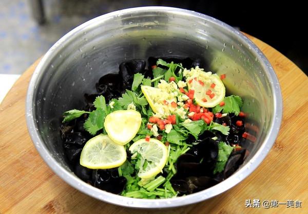 飯店的涼拌木耳為啥好吃入味,原來是多加了這個調味,酸爽開胃 飯店的涼拌木耳為啥好吃入味,原來是多加了這個調味,酸爽開胃