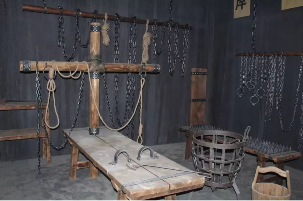 解放前，國軍少將闖入一地下黨房間，拔槍道：我有重要情報給黨