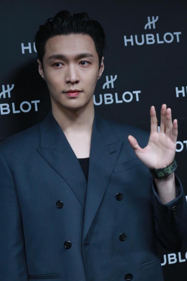 張藝興背頭造型搭配灰色西裝帥氣十足