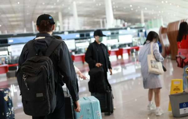 劉愷威魏大勳現身機場上演“世紀同框”,全程無交流,氣氛尷尬 劉愷威魏大勳現身機場上演“世紀同框”,全程無交流,氣氛尷尬