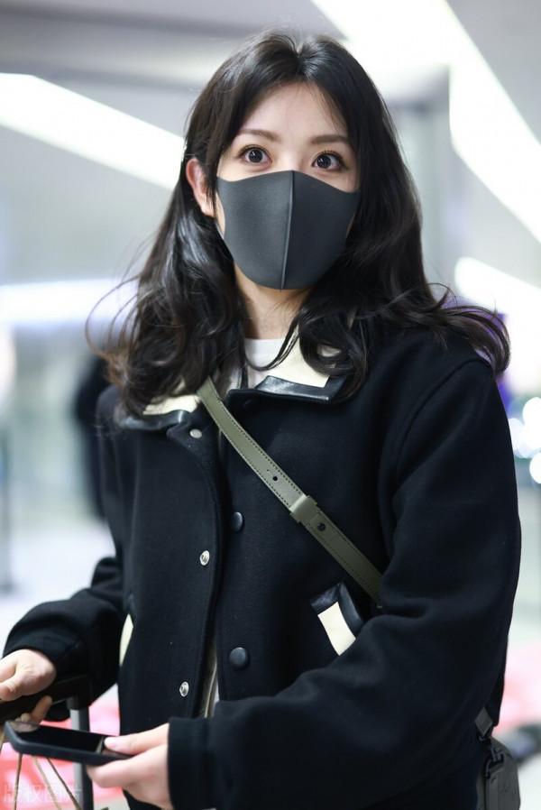 大眼萌妹田曦薇現身機場 浪漫卷發好似韓劇女主角