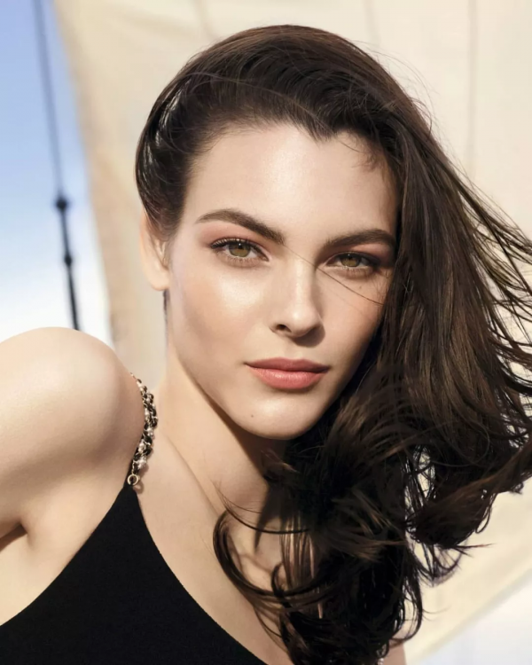 老佛爺離世前“最後一位靈感繆斯”：這是人類可以擁有的美貌嗎？