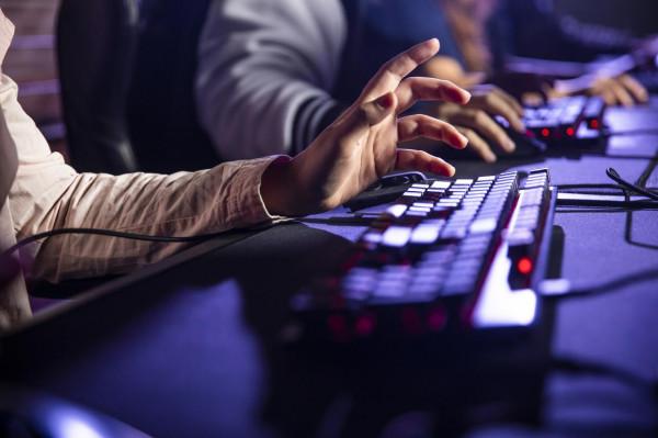 EDG狂歡背後的電競業：選手淘汰率99%，有人三年無賽可打月入1500元