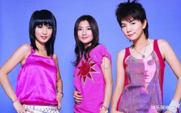 S.H.E裡Ella的兒子長大了,如今4歲越變越帥氣,三人一狗很溫馨 S.H.E裡Ella的兒子長大了,如今4歲越變越帥氣,三人一狗很溫馨