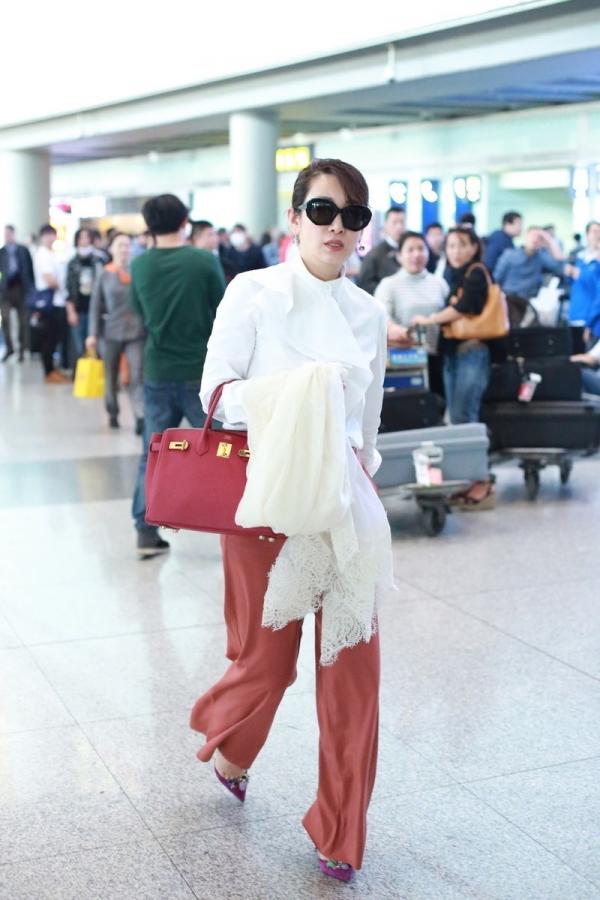 43歲秦海璐太懂氣質穿搭，白襯衫配闊腿褲高階有氣質，40歲要學學