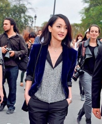 真巨星一點沒包袱!周迅穿休閒裝走機場,粉襪子套涼鞋竟然不土? 真巨星一點沒包袱!周迅穿休閒裝走機場,粉襪子套涼鞋竟然不土?