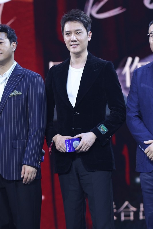 馮紹峰變化挺大，眼神好疲憊，看著有點蒼老，穿西裝都提不起氣質